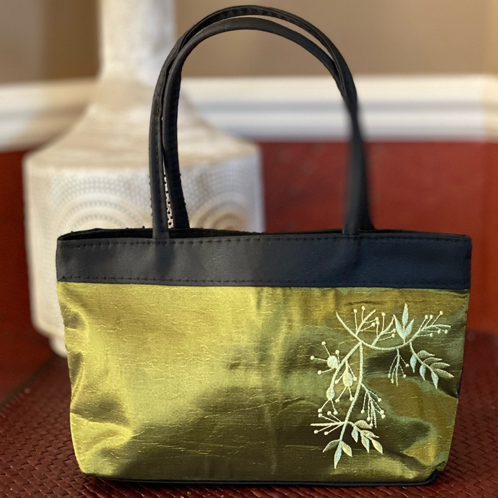 🌟2 x HOST PICK🌟 Embroidered Shantung Evening Bag